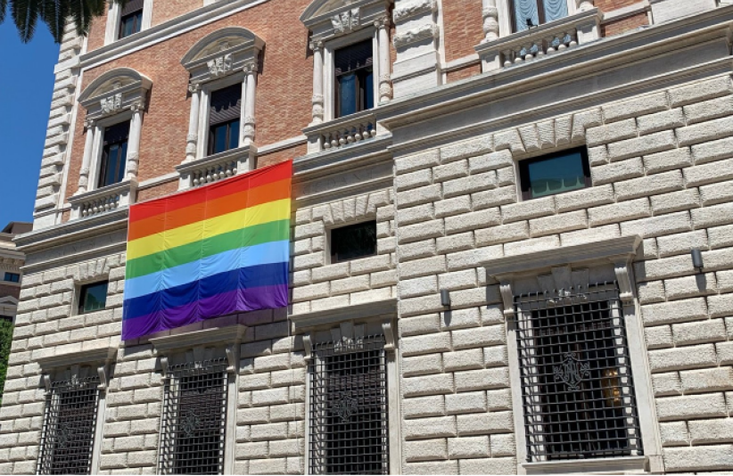 「同志驕傲月」  美駐教廷大使館掛彩虹旗被斥