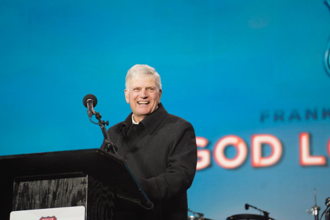 佈道家葛福臨 完成心臟手術待康復