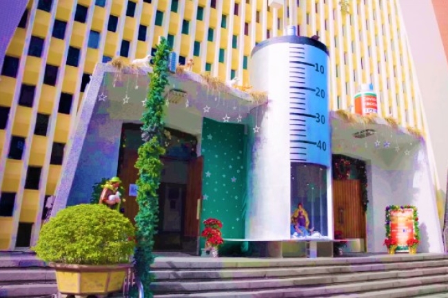 台北聖家堂「巨型針筒」迎聖誕 民眾心靈「注入」愛