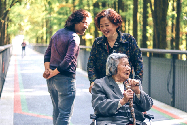 調查：照顧者每周工作61小時 倡議制定休息日