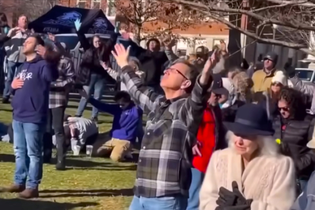 復興之火燃亮校園 阿斯伯里大學爆滿悔改人群