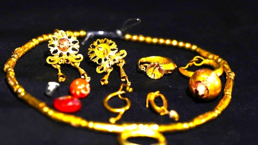 古罗马女孩佩戴精美金饰陪葬 折射父母爱女儿情越生死