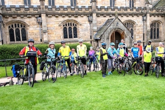 自行車愛好者「踏板朝聖」穿梭三座大教堂