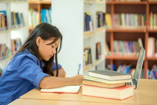 信義會疫後調查：8成學生仍戴口罩 4成社交焦慮