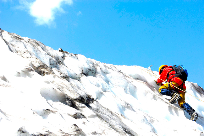 誰是好撒馬利亞人：登山者漠視搬運工垂死繼續攻頂？