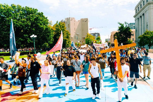 500人尋求拯救！耶穌遊行在丹佛引發靈性轉變