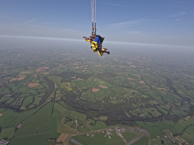 英國60歲牧師克服恐懼高空跳傘 籌款更換教堂屋頂 
