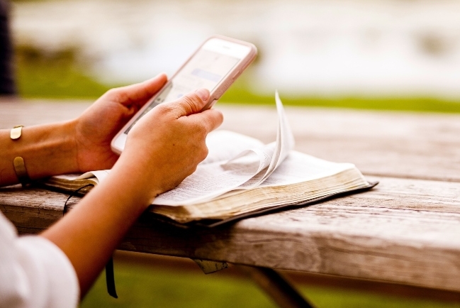 聖經數位化：保護傳統與促進革新之間的平衡