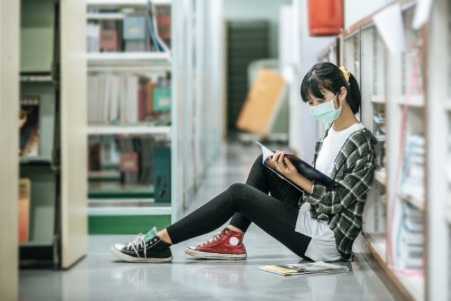 調查：青少年閱讀紙本書下降 出版學會倡「全民閱讀日」