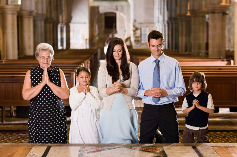 强势家庭10项特征：父母子女一起祈祷读经去教堂  