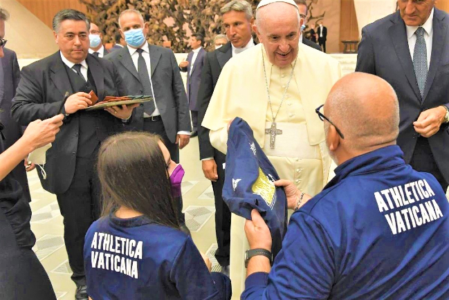 教宗勉殘奧選手「向前進」 被邀「一起跑」