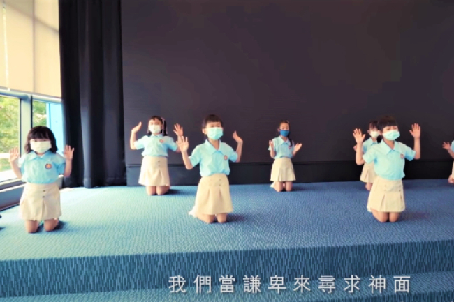 馬來西亞疫情反彈 幼童唱詩跪求上帝憐憫
