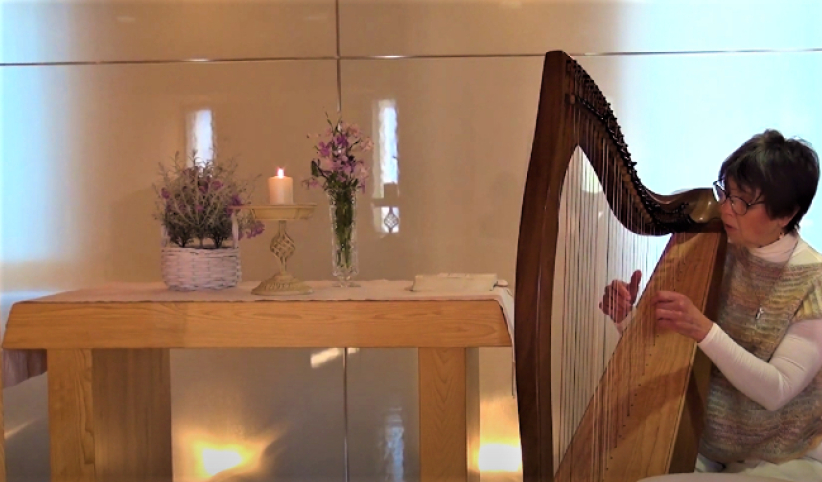 日本神學院推音樂治療視頻 宣教士讀經奏樂療癒哀者    