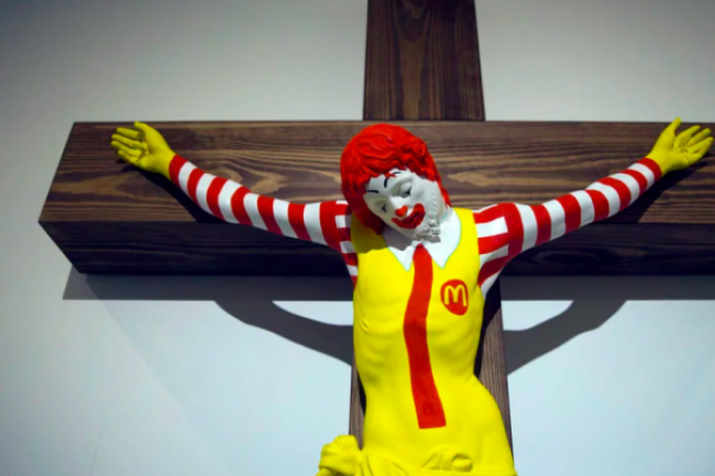 「麥當勞叔叔釘十字架」雕塑惹爭議 博物館不顧作者意願堅持展出