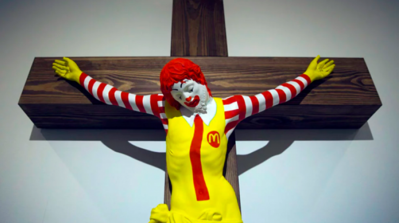 「麥當勞叔叔釘十字架」雕塑惹爭議 博物館不顧作者意願堅持展出