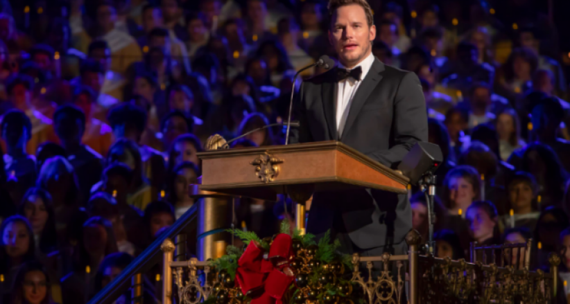 星爵现身迪士尼圣诞烛光庆典 读约翰福音述天父深情