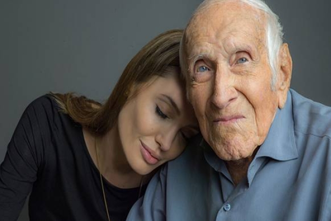 拍攝電影《永不屈服》 安祖蓮娜跪地求神蹟