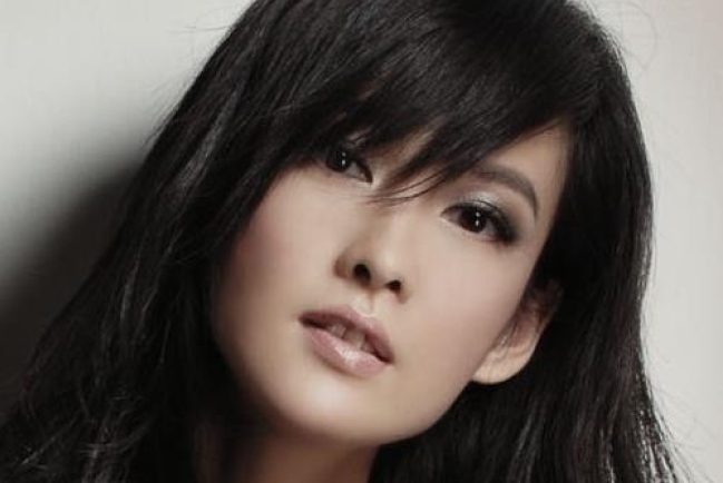 周慧敏福音碟首發主打歌《肋骨》似描述與倪震崎嶇愛情路