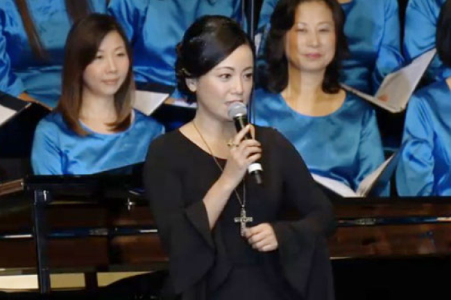 鄧萃雯掛十字架感動灑淚 稱踐行主愛感快樂