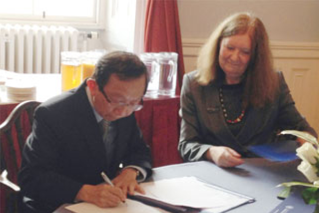 中神與愛丁堡大學簽署共頒博士學位