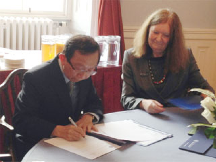 中神與愛丁堡大學簽署共頒博士學位