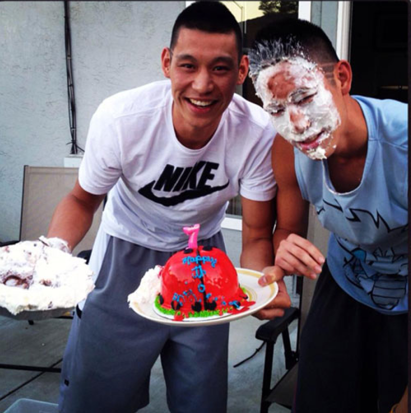 林书豪胞弟庆生遭砸蛋糕 兄弟情深羡煞旁人	 