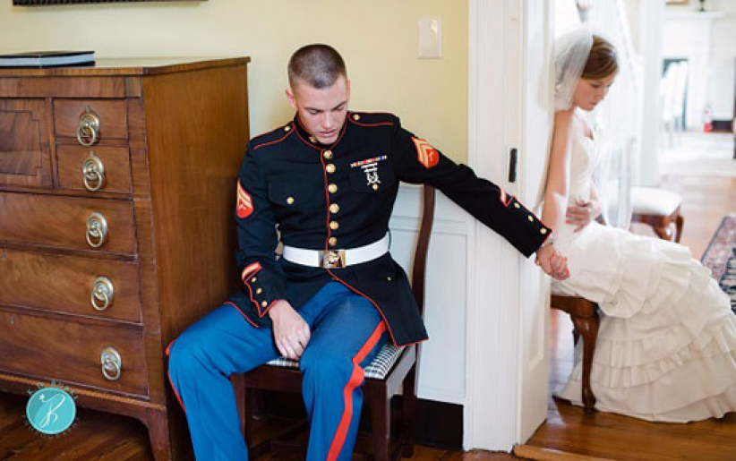 大兵手牽新娘含蓄禱告感人 喚醒神聖婚姻價值觀