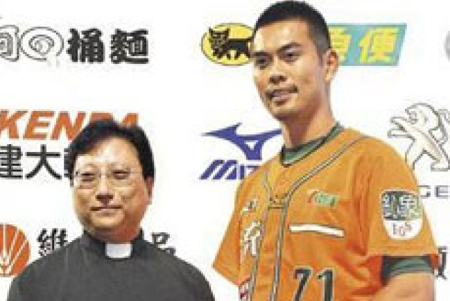 台灣職業棒球賽邀基督教牧師開球