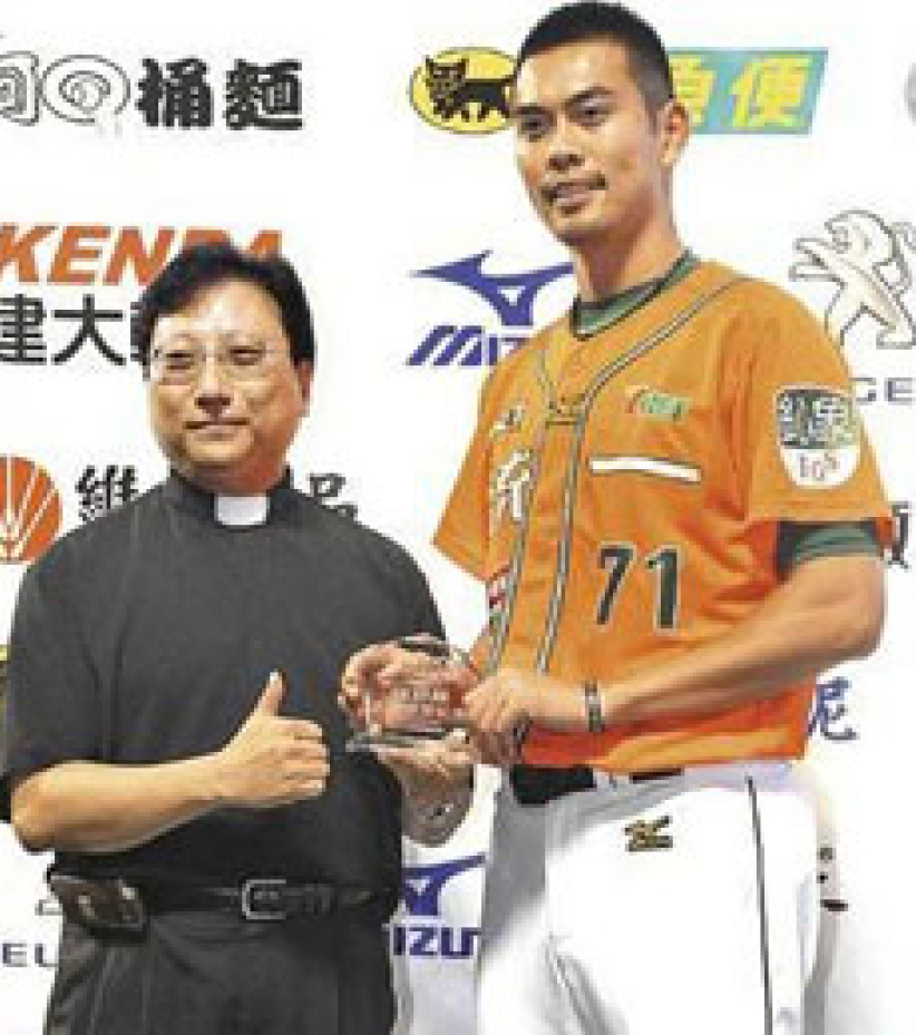 台湾职业棒球赛邀基督教牧师开球