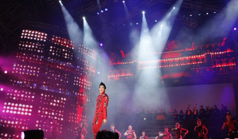 王力宏上海「火力全开」捐雅安百万表爱心  