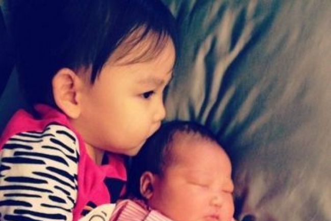 蔡少芬嗮兩愛女親吻照 幸福溢於言表