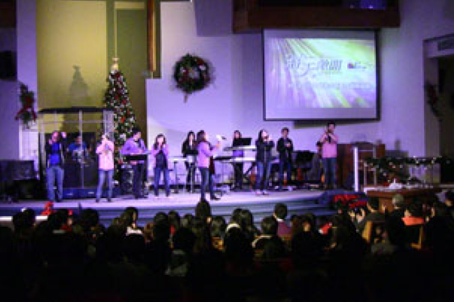 讚美之泉洛杉磯跨年敬拜 與800信徒歡慶新年