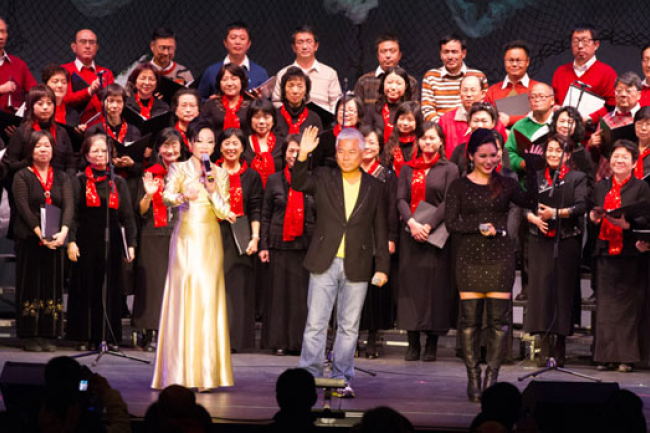 巫啟賢現身聖誕晚會 分享上帝愛改變一切