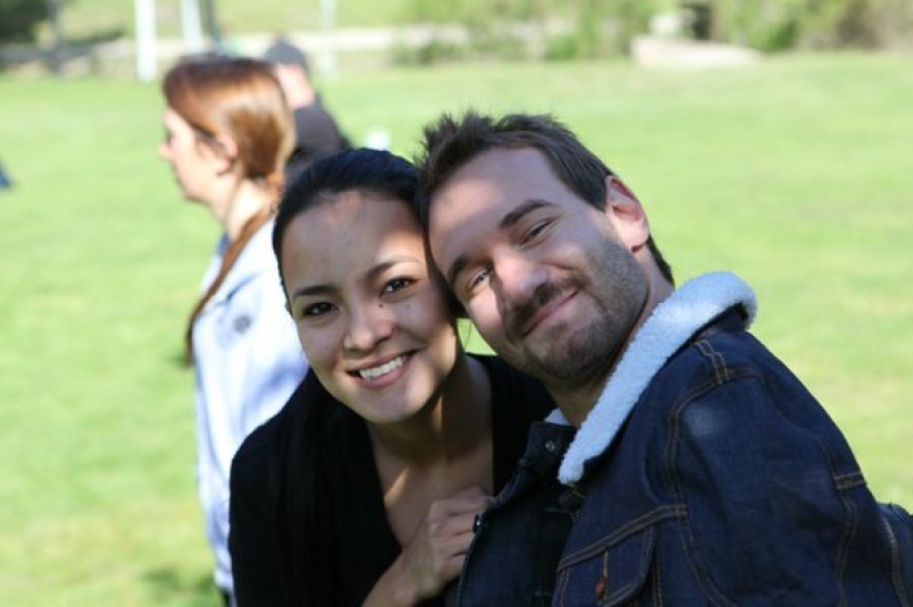 力克胡哲30岁生日 儿子预产期明年2月