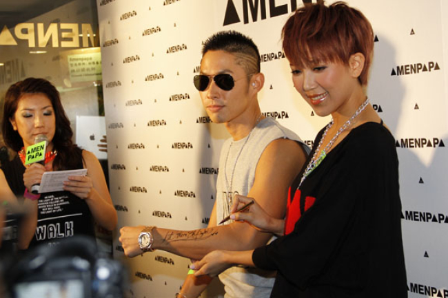 吳建豪低潮讀《聖經》 鍾舒漫手臂贈經文