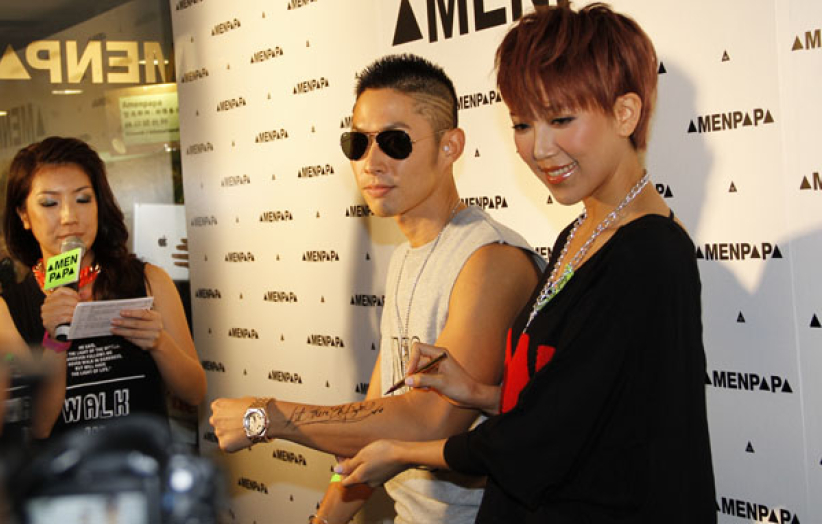 吴建豪低潮读《圣经》 钟舒漫手臂赠经文