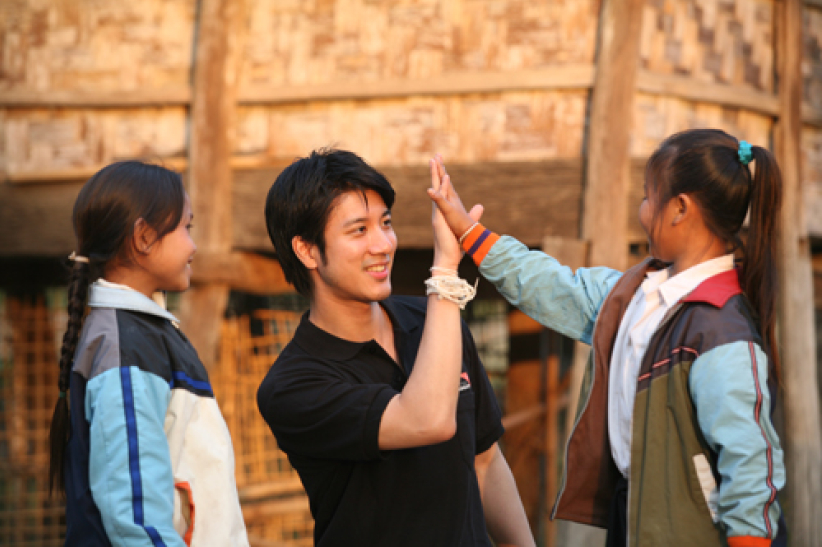 卸下偶像光环 王力宏寮国行感动上千资助人 