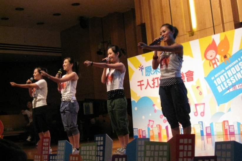 吕Sir激励学生订立目标努力 定能见成绩