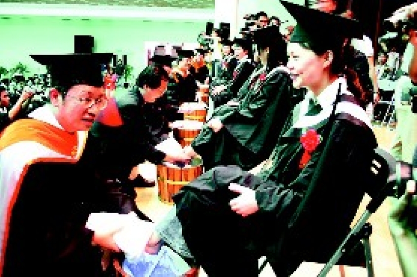 台湾长荣大学毕业“洗脚礼”