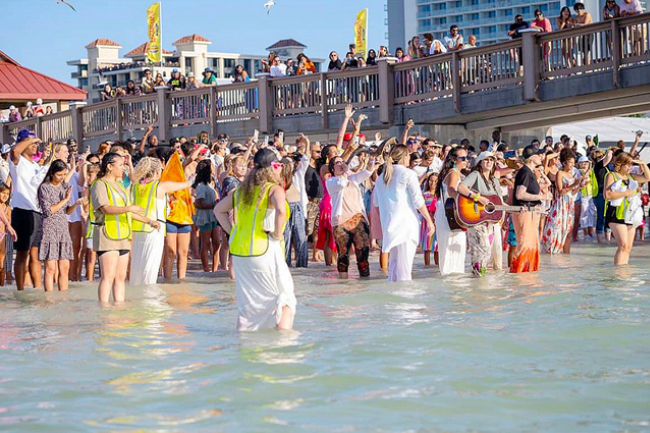 前女巫改邪歸主 海灘為200人施洗