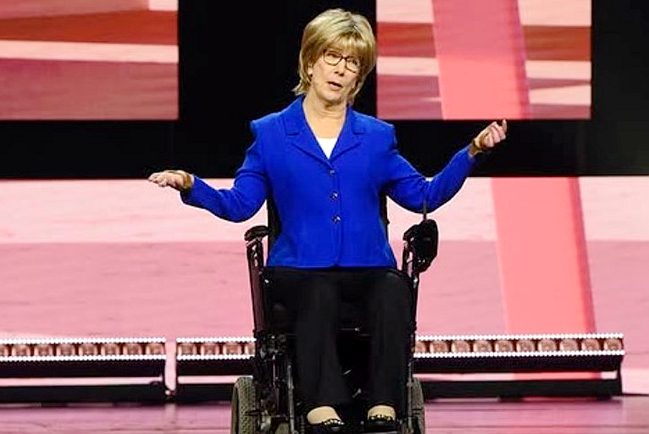 全球領導力峰會「輪椅上的畫家」瓊妮：人生有比走路更重要的！