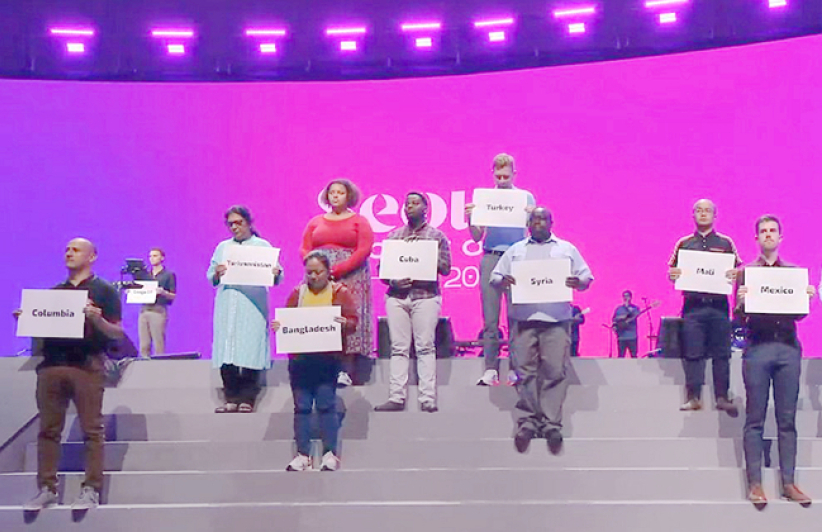 洛桑多國信徒代表上台促宗教自由 全場靜默禱告支援