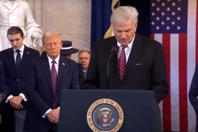 「他的麥克風影響力巨大」葛福臨牧師勸特朗普不要使用粗俗言語