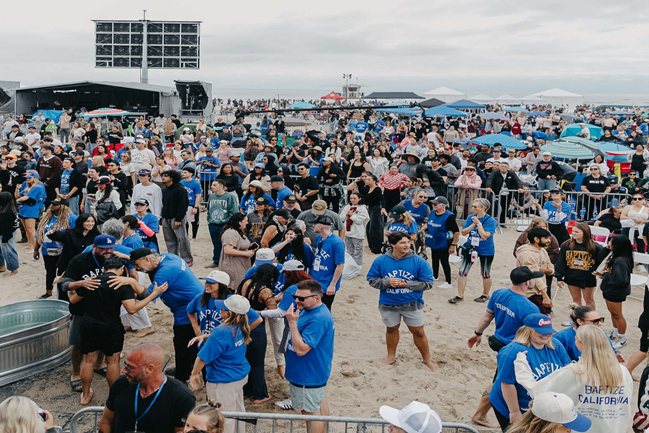 美國看見復興！7700人南加州海灘同步洗禮