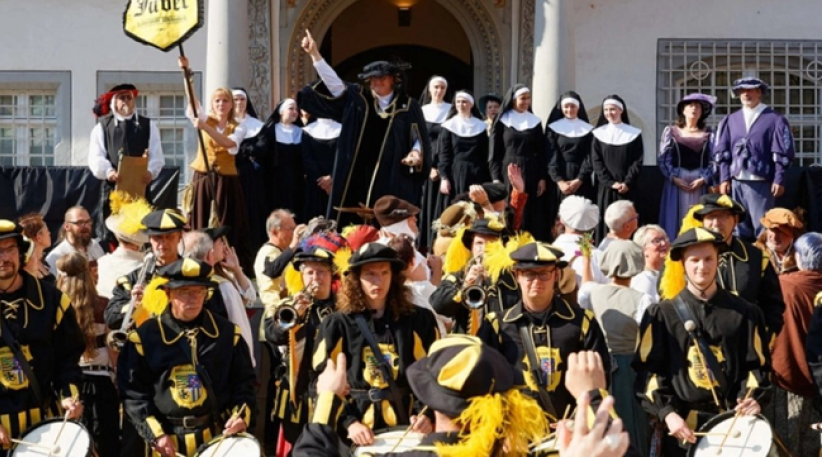 马丁·路德与凯瑟琳婚礼盛况呈现 维滕贝格纪念改教家结婚500周年 