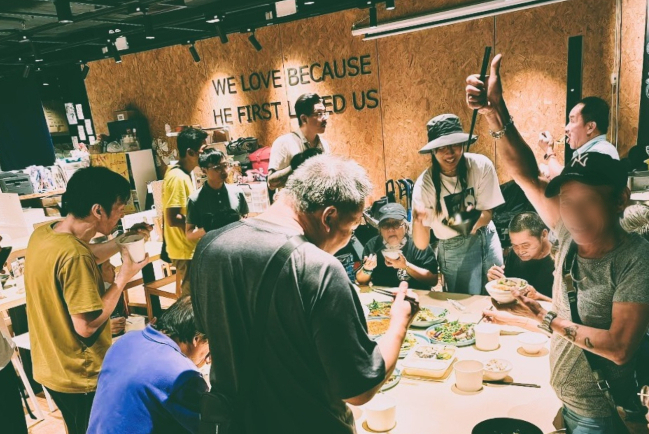 派飯開銷驚人！嗎哪餐廳「飯券集氣」為基層提供愛心熱飯