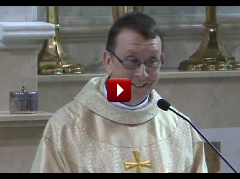 神父婚礼突献唱《哈利路亚》新人感动落泪