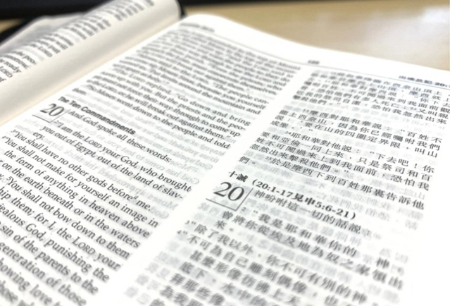 美國公立學校張貼《十誡》爭議升温 法官裁定阿肯色州新法暫停執行