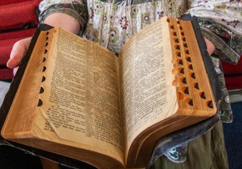 貓王私人聖經在英國一教會展出 多處筆記展露其信仰