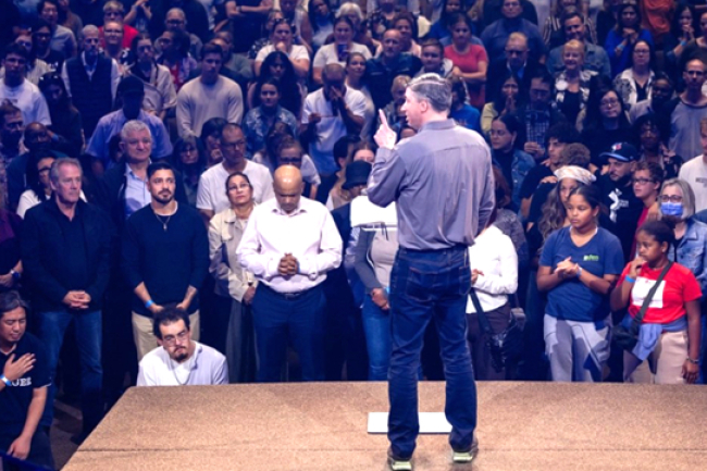 葛衞理在「教會之城」多倫多佈道 百人決志回應基督